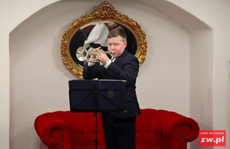 Wspólne strojenie choinki i kolędowanie