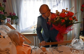 Z życzeniami u stulatki