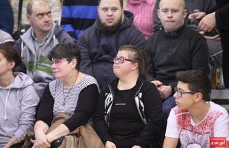 Skuter inwalidzki dla Łukasza. Nie zauważają tylko problemów ale je rozwiązują