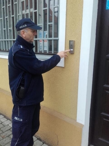 Zamontowano domofon przy wejściu do posterunku policji. Pełni rolę telefonu alarmowego