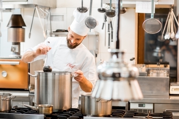 Wybieramy wyposażenie dla gastronomii. Jakie urządzenia kupić