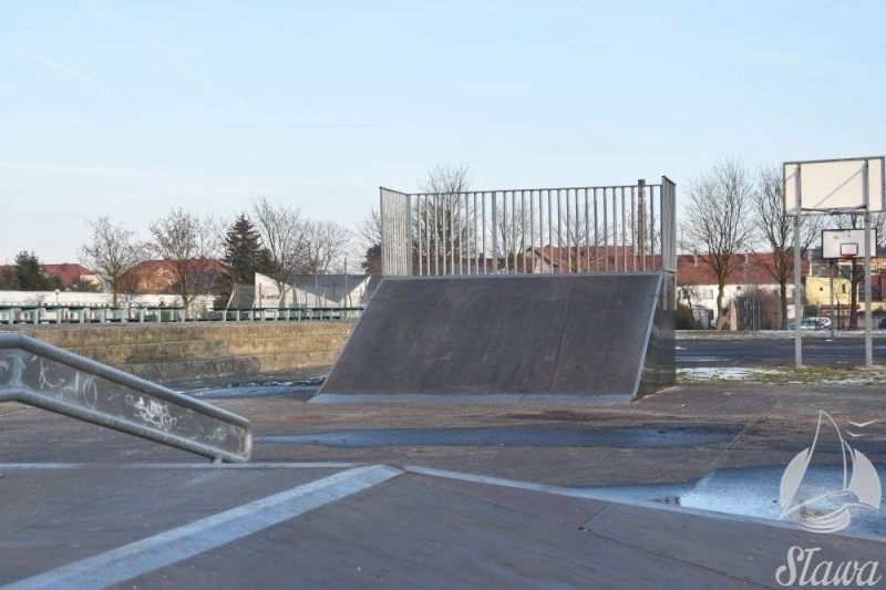 Wymiana zbutwiałych płyt na wodoodporne na sławskim skateparku