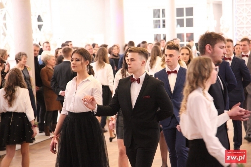 Maturzyści z Zana bawią się na studniówce