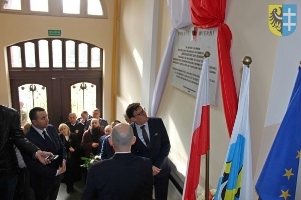 Uroczyste odsłonięcie tablicy w Staszicu