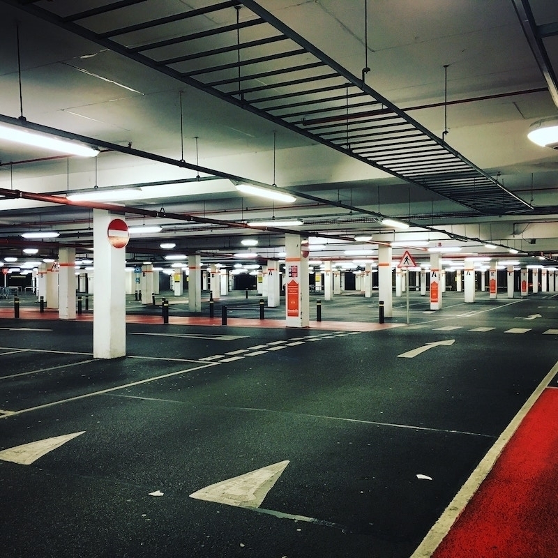 Szlabany kasy dystrybutory biletów - jak zorganizować płatny parking