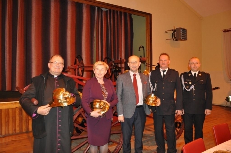 Zaprezentowano odrestaurowaną zabytkową sikawkę konną