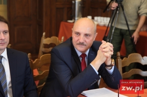 Gliński Może komuś podoba się pięć rur które idą pod sufitem