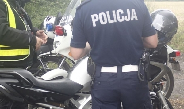 Kierowca osobówki wymusił pierwszeństwo. Motocyklista i pasażerka z licznymi obrażeniami