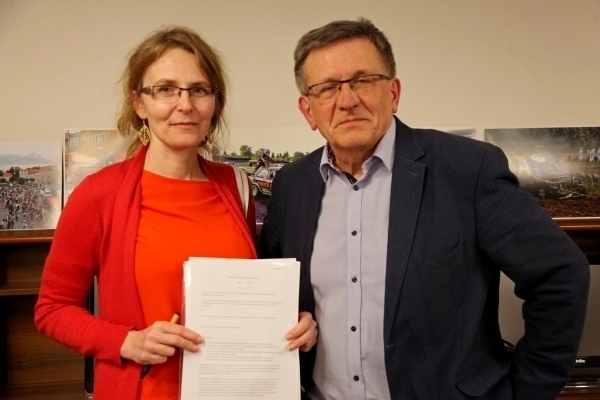 Radna zbiera podpisy. Proponuje żeby obrady Rady Miejskiej rozpoczynały się o godzinie 1600