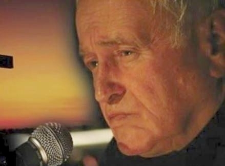Jan Nowicki z dziełami Jana Twardowskiego we Wschowie