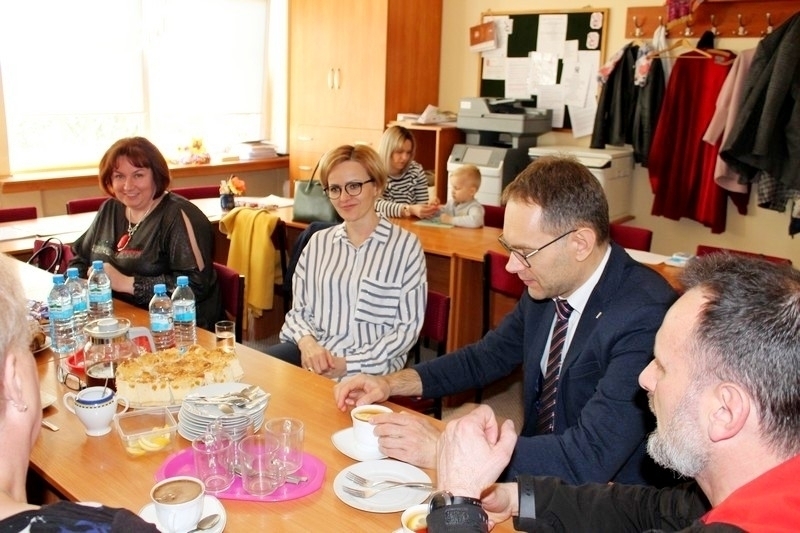 Burmistrzowie spotkali się ze strajkującymi nauczycielami