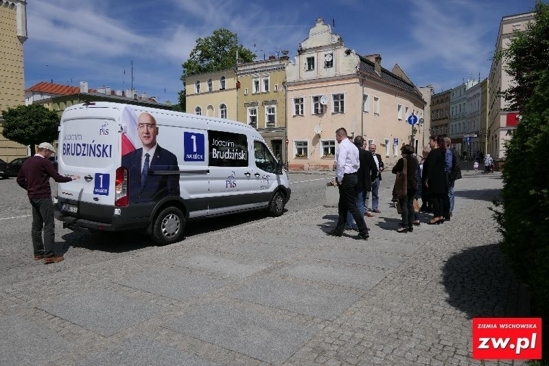Bus posła Brudzińskiego we Wschowie