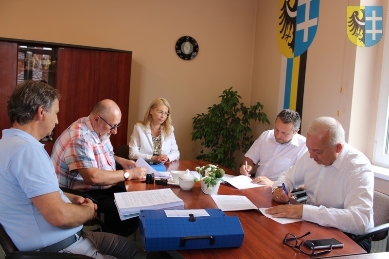 Umowa na remont drogi Stare Drzewce - Konradowo podpisana