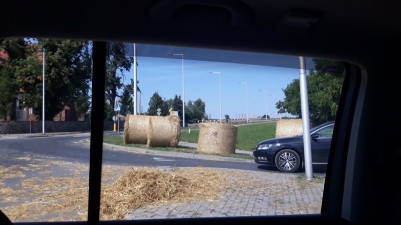 Kto zgubił bele ze słomą