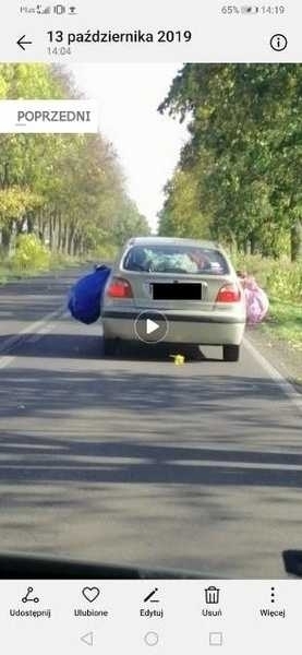 Śmieci wylądowały przy drodze