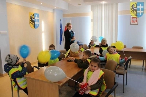 Przedszkolaki w starostwie