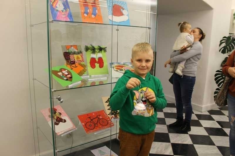 Kolorowa choinka w bibliotece