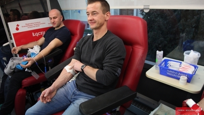 Zbiórka krwi przed Komendą Powiatową Policji