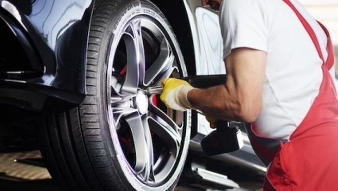 Wymiana opon w aucie. Podpowiadamy, o czym trzeba pamiętać