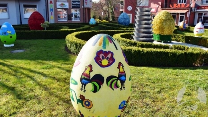 Wielkie pisanki na sławskim Nowym Rynku
