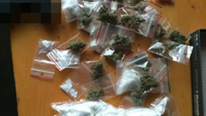 Areszt za posiadanie i udzielanie narkotyków