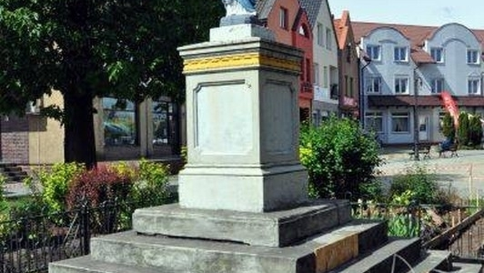 Rozpoczął się remont postumentów