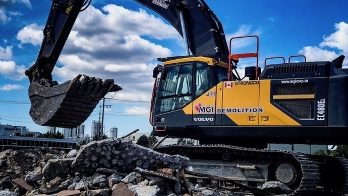 Mocne i trwałe szyby do maszyn przemysłowych różnych marek