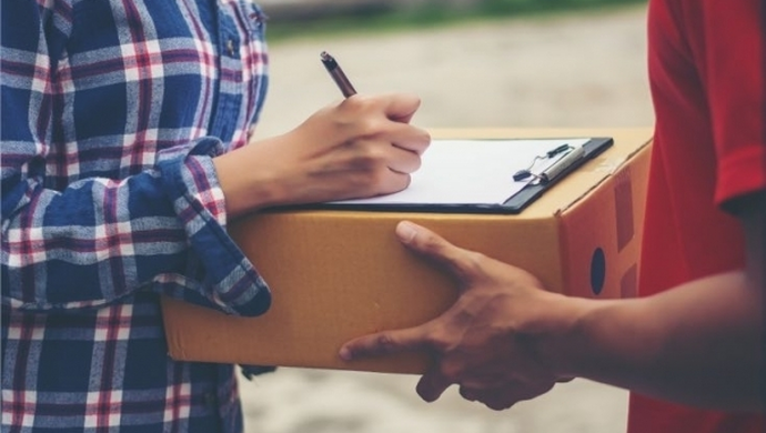 Jak wysłać paczkę kurierem bez wychodzenia z domu?