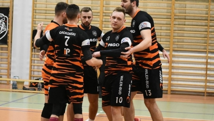 Trzech siatkarzy pewnych gry w UKS 9 Leszno