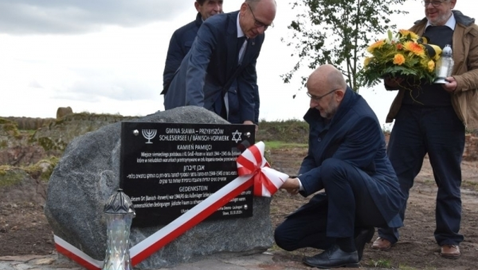 Kamieniami upamiętnili tragiczne wydarzenia