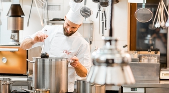 Wybieramy wyposażenie dla gastronomii. Jakie urządzenia kupić?