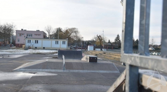 Wymiana zbutwiałych płyt na wodoodporne na sławskim skateparku