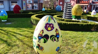 Wielkie pisanki na sławskim Nowym Rynku