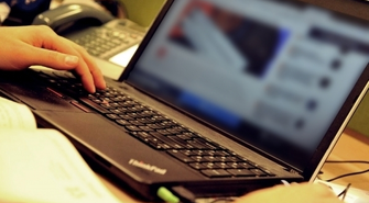 Oszustwo internetowe na sms. Kobieta straciła 20 tys. złotych. Policja ostrzega