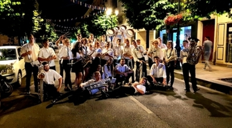 Muzycy oraz mażoretki w Paryżu