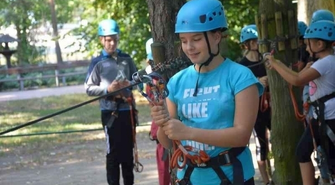 Zabawy dzieci w parku linowym