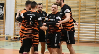 Trzech siatkarzy pewnych gry w UKS 9 Leszno