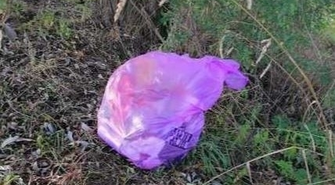 Śmieci wylądowały przy drodze