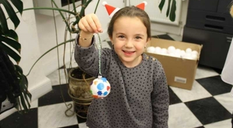 Kolorowa choinka w bibliotece