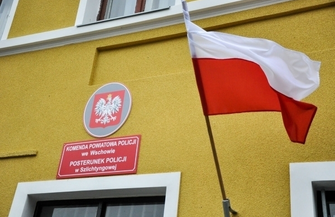 Zamontowano domofon przy wejściu do posterunku policji. Pełni rolę telefonu alarmowego