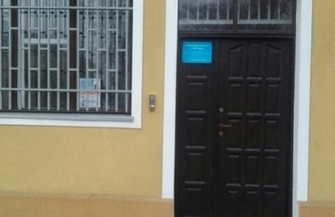 Zamontowano domofon przy wejściu do posterunku policji. Pełni rolę telefonu alarmowego