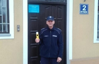 Zamontowano domofon przy wejściu do posterunku policji. Pełni rolę telefonu alarmowego