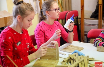 Uczestnicy opowiadają o zajęciach w pracowni plastycznej CKiR