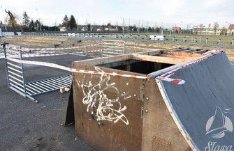Wymiana zbutwiałych płyt na wodoodporne na sławskim skateparku