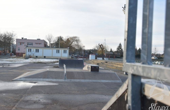 Wymiana zbutwiałych płyt na wodoodporne na sławskim skateparku