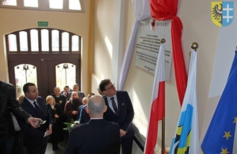 Uroczyste odsłonięcie tablicy w Staszicu