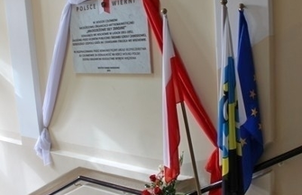 Uroczyste odsłonięcie tablicy w Staszicu