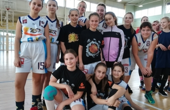 Zmagania młodych koszykarek z SP1 Wschowa