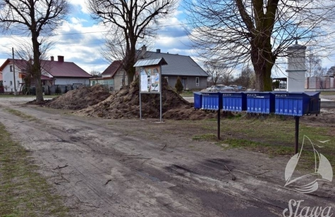 Skrzyknęli się w celu uporządkowania placu w środku wsi