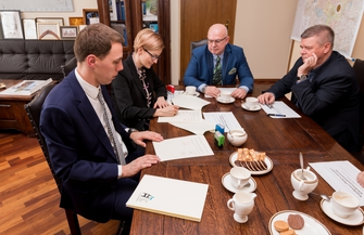 SP1 we Wschowie podpisuje umowę o współpracy z PWSZ w Lesznie